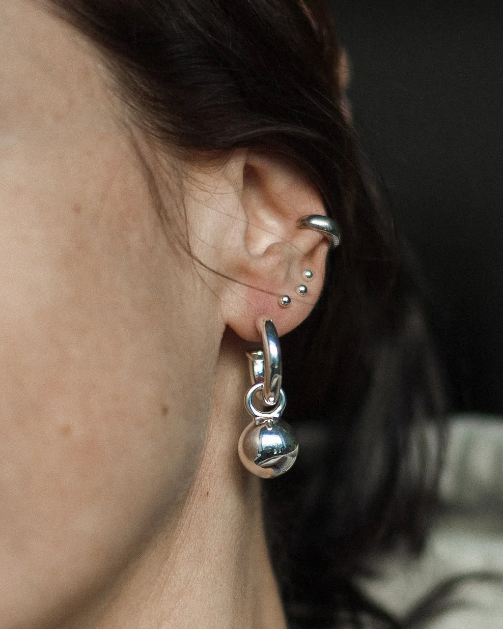 Earrings with a moving ball