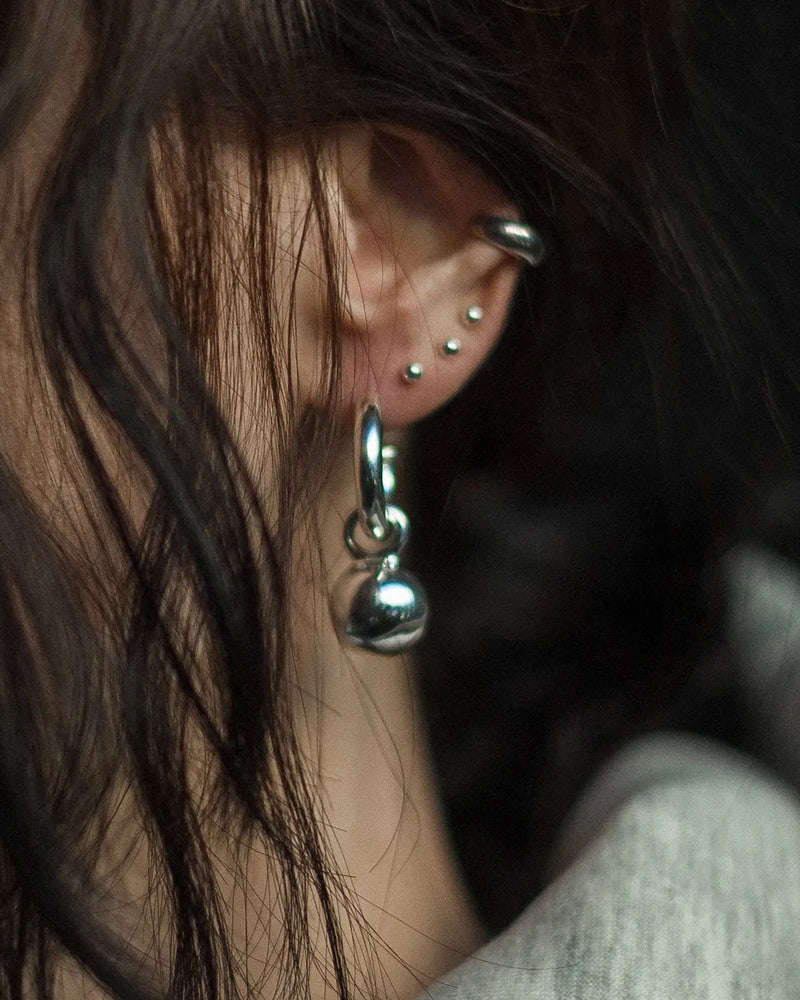 Earrings with a moving ball